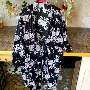Light and airy 3/4 length sleeve duster/kimono size OS tie closure and pockets